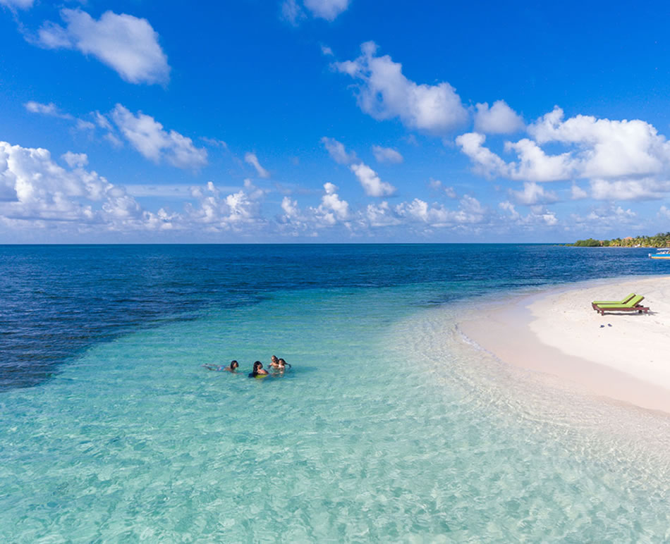 Belize Glovers Reef Atoll - Family Drone