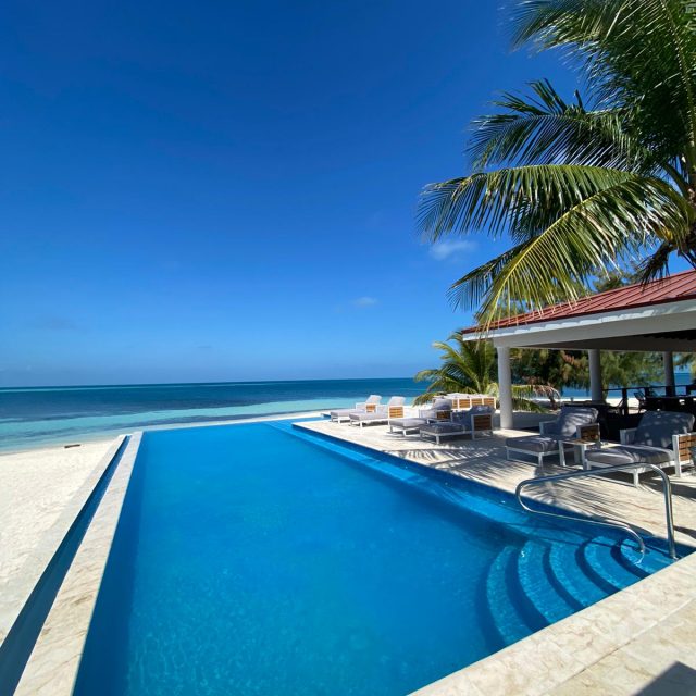 Manta Island Resort - Pool overlooking the Caribbean