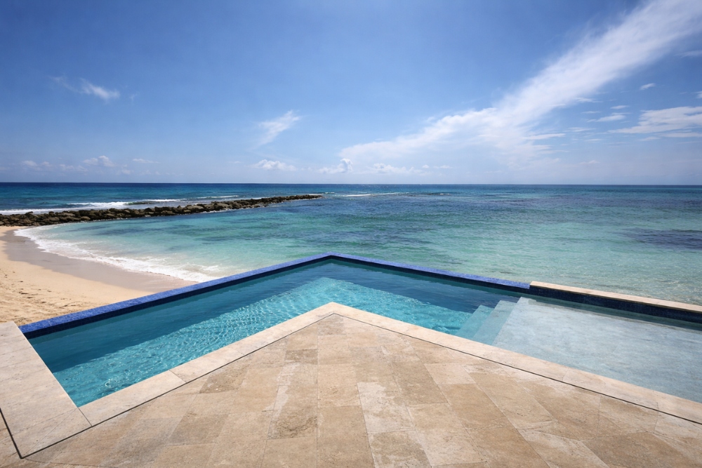 Private L-shaped infinity pool